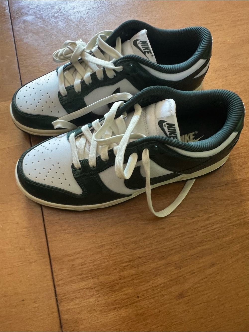Nike women’s Low-Top Sneakers in White and metallic Green